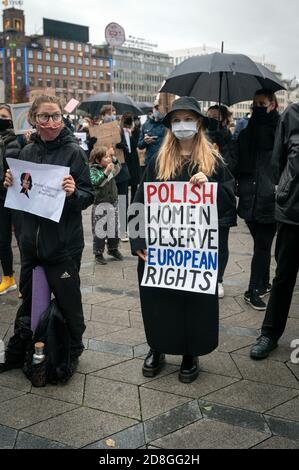 Kopenhagen, Dänemark. Oktober 2020. Polen in Dänemark und Unterstützer protestieren gegen das strenge Abtreibungsgesetz in Polen. Demonstranten halten Plakate mit Parolen hoch und tragen das rote Blitzbild, das zu einem Symbol der Proteste geworden ist. Stockfoto