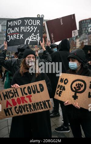 Kopenhagen, Dänemark. Oktober 2020. Polen in Dänemark und Unterstützer protestieren gegen das strenge Abtreibungsgesetz in Polen. Demonstranten halten Plakate mit Parolen hoch und tragen das rote Blitzbild, das zu einem Symbol der Proteste geworden ist. Stockfoto