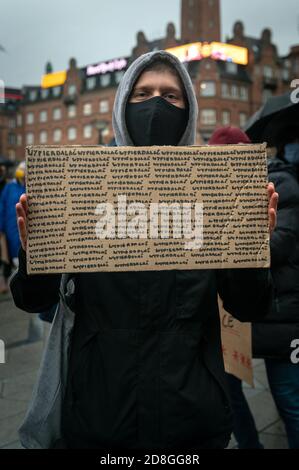 Kopenhagen, Dänemark. Oktober 2020. Polen in Dänemark und Unterstützer protestieren gegen das strenge Abtreibungsgesetz in Polen. Demonstranten halten Plakate mit Parolen hoch und tragen das rote Blitzbild, das zu einem Symbol der Proteste geworden ist. Stockfoto