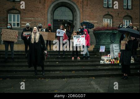 Kopenhagen, Dänemark. Oktober 2020. Polen in Dänemark und Unterstützer protestieren gegen das strenge Abtreibungsgesetz in Polen. Demonstranten halten Plakate mit Parolen hoch und tragen das rote Blitzbild, das zu einem Symbol der Proteste geworden ist. Stockfoto