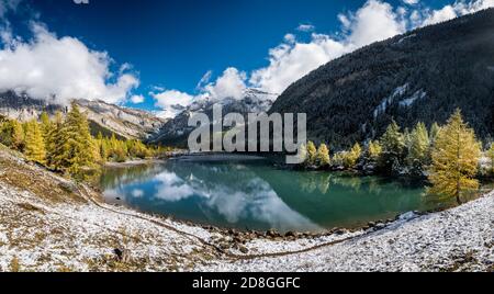 Panoramablick auf den Lac de Derborence im Herbst im Wallis Stockfoto