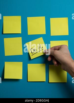 Gelber Aufkleber, der sagt, tun Sie es. Motivierendes Banner. Leerraum für Text Stockfoto