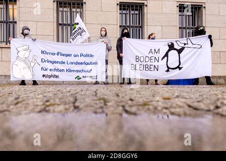 Berlin, Berlin, Deutschland. Oktober 2020. Umweltaktivisten sind einen Tag vor der Eröffnung bei einem Protest gegen die Eröffnung des neuen Berliner Flughafens BER zu sehen. Die von der Berliner Gruppe Bund jugend organisierten Demonstranten fordern, dass der BER nicht geöffnet, sondern neu gewidmet wird, Investitionen in klimafreundliche und bezahlbare Mobilität und eine drastische Reduzierung des Flugverkehrs. Quelle: Jan Scheunert/ZUMA Wire/Alamy Live News Stockfoto