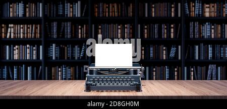 Journalistenschreibtisch mit alter Schreibmaschine und Bücherregalen in der Bibliothek Mit alten Büchern 3d Rendering 3d Illustration Stockfoto