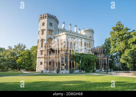 PRAG, TSCHECHISCHE REPUBLIK, SEPTEMBER 2020 - schöne Renaissance-Schloss Hluboka in der Tschechischen Republik befindet sich in südböhmen. Sommer Wetter mit Stockfoto