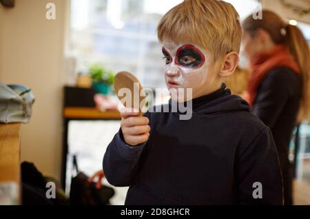 Porträt von niedlichen Jungen in Halloween-Kostüm Blick auf Spiegel mit erschreckenden Ausdruck. Frohe Halloween! Stockfoto