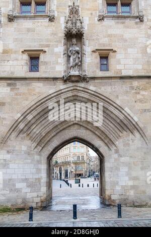 Bordeaux in Frankreich, das Cailhau-Tor im Zentrum, typische Straße und Denkmal Stockfoto