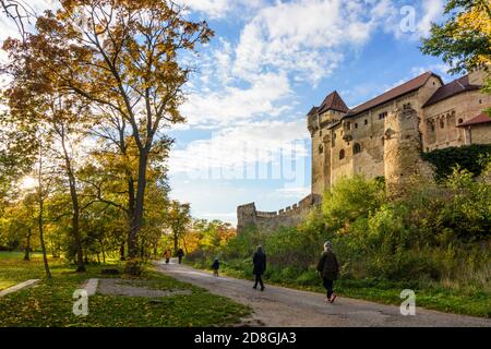 Maria Enzersdorf: Schloss Liechtenstein, Ursprungsort des Hauses Liechtenstein, Herbstblätter, Wienerwald, Wienerwald, Niederösterreich, Stockfoto