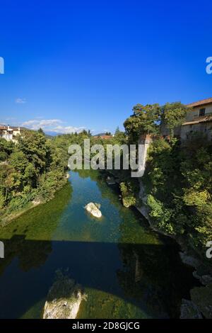 Blick auf den Fluss Natisone von der Brücke des Teufels (Ponte del Diavolo), in Cividale del Friuli, alte mittelalterliche Stadt in Friaul-Julisch Venetien, Italien. Stockfoto