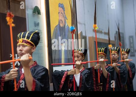 Bürger aller Art, einschließlich Nachfahren von Konfuzius, einem chinesischen Philosophen und Politiker der Frühlings- und Herbstzeit, Forscher von Konfuzius Stockfoto