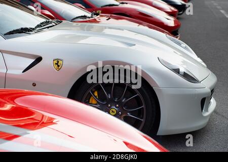 Italien, Lombardei, Treffen von Autos Linien von Ferrari Autos Stockfoto