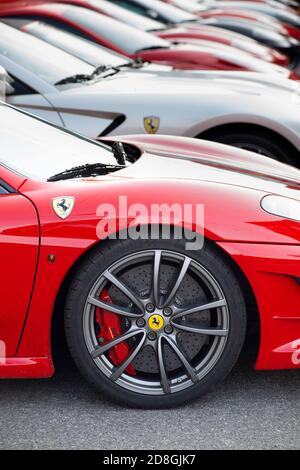 Italien, Lombardei, Treffen von Autos Linien von Ferrari Autos Stockfoto