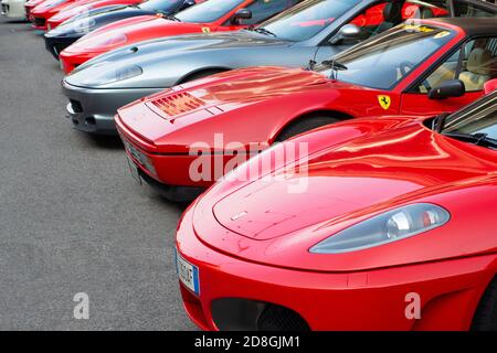 Italien, Lombardei, Treffen von Autos Linien von Ferrari Autos Stockfoto