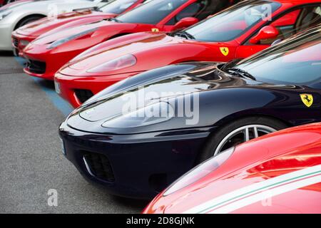 Italien, Lombardei, Treffen von Autos Linien von Ferrari Autos Stockfoto