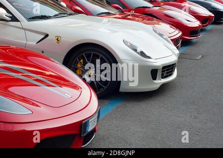 Italien, Lombardei, Treffen von Autos Linien von Ferrari Autos Stockfoto