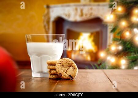 Weihnachtshintergrund mit Holztisch und Platz für Produkte und Dekorationen. Weihnachtsschmuck. Stockfoto