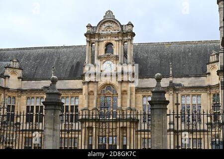 Blick auf die Uhr, die im Quad der Examination Schools, Oxford steht, aus der Sicht von Merton Street, Oxford Stockfoto