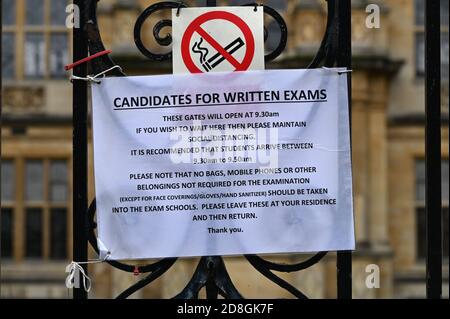 Hinweise für Kandidaten für schriftliche Prüfungen fastenend zu Gates of Examination Schools, Merton Street, Oxford im Lichte der Covid-19 pand Stockfoto