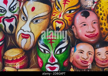 Detail eines Wandbildes des singapurischen Künstlers Yip Yew Chong in Mohamed Ali Lane, Chinatown, Singapur, das traditionelle chinesische Masken zeigt Stockfoto