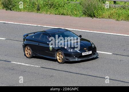 2001 SCHWARZER Toyota Celica 190 Vvtli; Fahrzeugverkehr, Fahrzeuge bewegen, Autos, Fahrzeug fahren auf britischen Straßen, 1796cc Motoren, fahren auf der Autobahn M61 Autobahn UK Straßennetz. Stockfoto