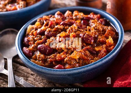 Eine Schüssel mit köstlichem scharfem Chili con Carne mit gemahlenem Rindfleisch, Zwiebeln, Tomaten und roten Kidneybohnen. Stockfoto