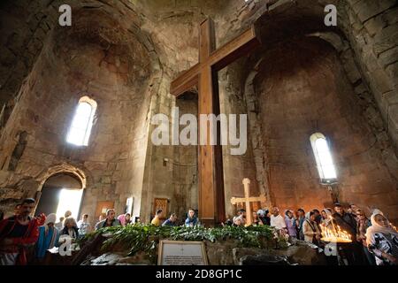 Innenansicht der Jvari-Kirche, einer der heiligsten Stätte Georgiens, in Mzcheta, Georgien, Kaukasus, Europa. Stockfoto