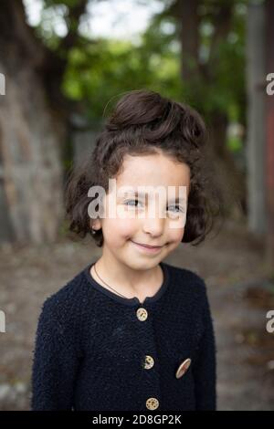 Sieben Jahre altes Mädchen in Gori, Georgien, Kaukasus, Osteuropa. Stockfoto