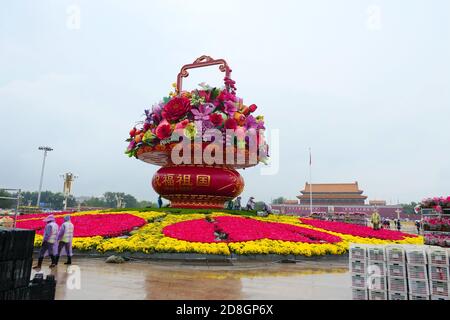 Die Menschen besuchen das Blumenbeet, das auf dem Platz des Himmlischen Friedens für den bevorstehenden Nationalfeiertag in Peking, China, am 23. September 2020 eingerichtet wurde. Stockfoto