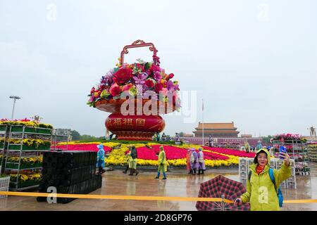 Die Menschen besuchen das Blumenbeet, das auf dem Platz des Himmlischen Friedens für den bevorstehenden Nationalfeiertag in Peking, China, am 23. September 2020 eingerichtet wurde. Stockfoto