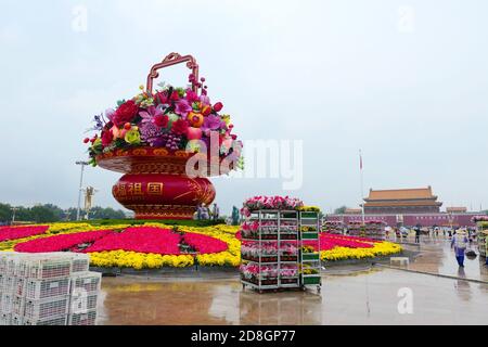 Die Menschen besuchen das Blumenbeet, das auf dem Platz des Himmlischen Friedens für den bevorstehenden Nationalfeiertag in Peking, China, am 23. September 2020 eingerichtet wurde. Stockfoto