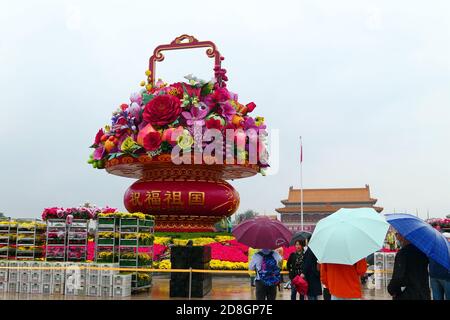 Die Menschen besuchen das Blumenbeet, das auf dem Platz des Himmlischen Friedens für den bevorstehenden Nationalfeiertag in Peking, China, am 23. September 2020 eingerichtet wurde. Stockfoto