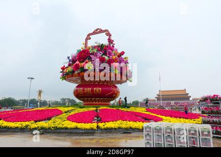 Die Menschen besuchen das Blumenbeet, das auf dem Platz des Himmlischen Friedens für den bevorstehenden Nationalfeiertag in Peking, China, am 23. September 2020 eingerichtet wurde. Stockfoto