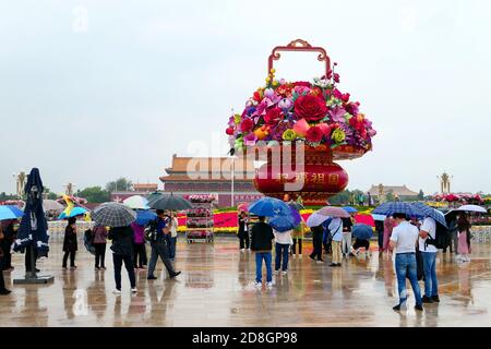 Die Menschen besuchen das Blumenbeet, das auf dem Platz des Himmlischen Friedens für den bevorstehenden Nationalfeiertag in Peking, China, am 23. September 2020 eingerichtet wurde. Stockfoto