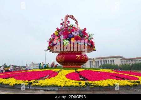 Die Menschen besuchen das Blumenbeet, das auf dem Platz des Himmlischen Friedens für den bevorstehenden Nationalfeiertag in Peking, China, am 23. September 2020 eingerichtet wurde. Stockfoto