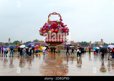 Die Menschen besuchen das Blumenbeet, das auf dem Platz des Himmlischen Friedens für den bevorstehenden Nationalfeiertag in Peking, China, am 23. September 2020 eingerichtet wurde. Stockfoto