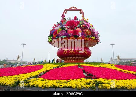 Die Menschen besuchen das Blumenbeet, das auf dem Platz des Himmlischen Friedens für den bevorstehenden Nationalfeiertag in Peking, China, am 23. September 2020 eingerichtet wurde. Stockfoto