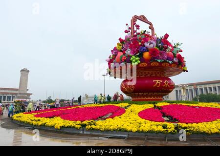 Die Menschen besuchen das Blumenbeet, das auf dem Platz des Himmlischen Friedens für den bevorstehenden Nationalfeiertag in Peking, China, am 23. September 2020 eingerichtet wurde. Stockfoto