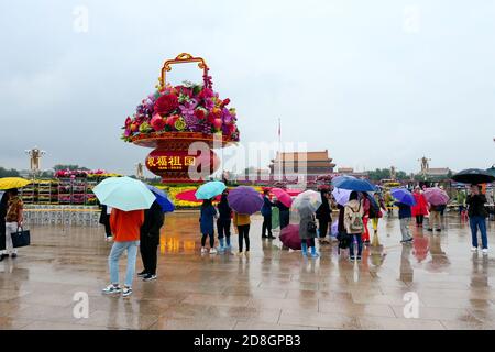 Die Menschen besuchen das Blumenbeet, das auf dem Platz des Himmlischen Friedens für den bevorstehenden Nationalfeiertag in Peking, China, am 23. September 2020 eingerichtet wurde. Stockfoto
