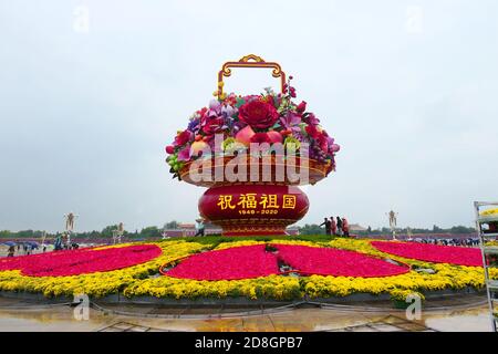Die Menschen besuchen das Blumenbeet, das auf dem Platz des Himmlischen Friedens für den bevorstehenden Nationalfeiertag in Peking, China, am 23. September 2020 eingerichtet wurde. Stockfoto