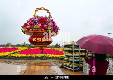 Die Menschen besuchen das Blumenbeet, das auf dem Platz des Himmlischen Friedens für den bevorstehenden Nationalfeiertag in Peking, China, am 23. September 2020 eingerichtet wurde. Stockfoto