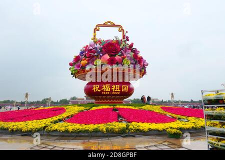 Die Menschen besuchen das Blumenbeet, das auf dem Platz des Himmlischen Friedens für den bevorstehenden Nationalfeiertag in Peking, China, am 23. September 2020 eingerichtet wurde. Stockfoto