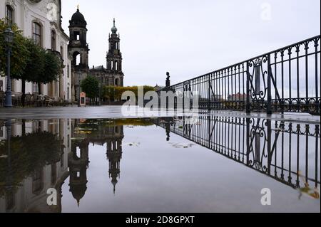 Dresden, Deutschland. Oktober 2020. Das Ständehaus (l) und die Katholische Hofkirche spiegeln sich in einer Pfütze auf der Brühlschen Terrasse. Quelle: Sebastian Kahnert/dpa-Zentralbild/ZB/dpa/Alamy Live News Stockfoto