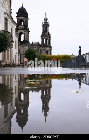 Dresden, Deutschland. Oktober 2020. Das Ständehaus (l) und die Katholische Hofkirche spiegeln sich in einer Pfütze auf der Brühlschen Terrasse. Quelle: Sebastian Kahnert/dpa-Zentralbild/ZB/dpa/Alamy Live News Stockfoto