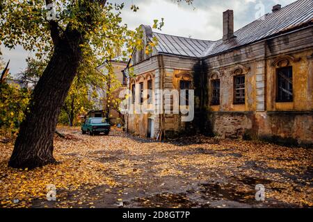 Alte verlassene Spukvilla. Ehemalige Mercant gartenIm Haus, Woronesch Stockfoto