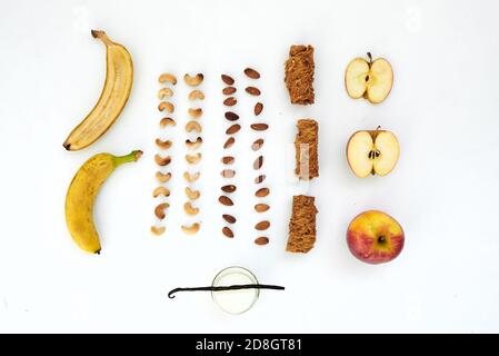 Vegetarischer Snack für eine gute Ernährung. Zutaten für die Herstellung von Pastillen und Fruchtchips auf weißem Hintergrund. Draufsicht. Stockfoto