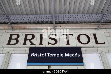 Allgemeine Ansicht eines Hinweisschilds für den Bahnhof Bristol Temple Meads in Bristol. Stockfoto