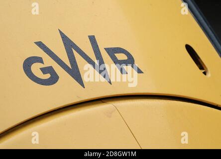 Gesamtansicht des Logos der GWR (Great Western Railway) auf der Vorderseite eines Zuges am Bahnhof Bristol Temple Meads in Bristol. Stockfoto