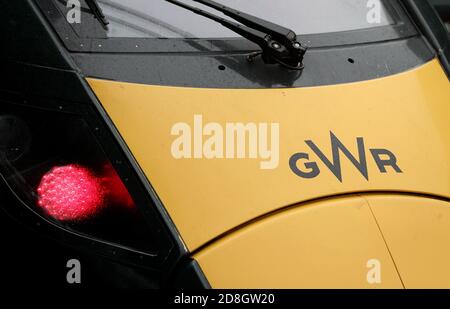 Gesamtansicht des Logos der GWR (Great Western Railway) auf der Vorderseite eines Zuges am Bahnhof Bristol Temple Meads in Bristol. Stockfoto