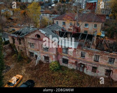 Alte verlassene Spukvilla, Luftbild. Ehemalige Mercant gartenIm Haus, Woronesch Stockfoto