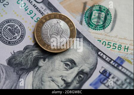 Kleine weißrusslandmetallmünze auf us-Dollar-Schein aus nächster Nähe Anzeigen Stockfoto